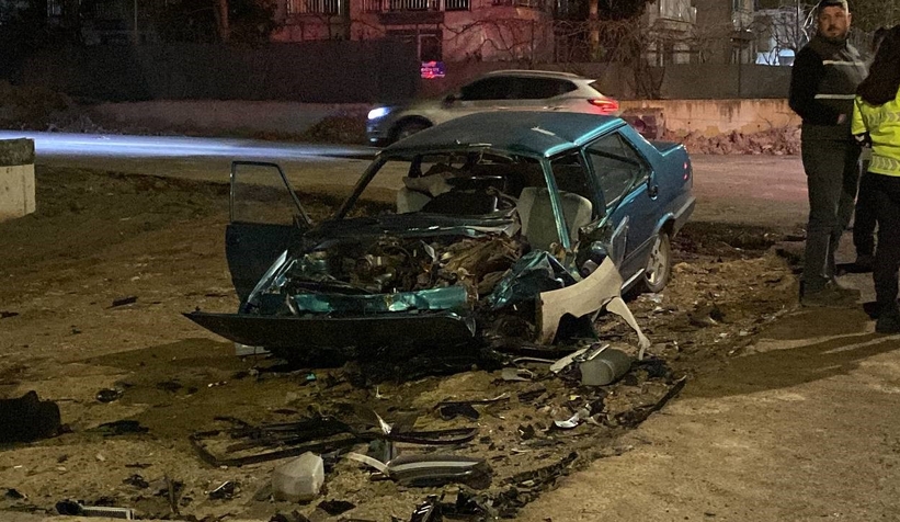 Otomobiller kafa kafaya çarpıştı: 3 yaralı