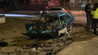 Otomobiller kafa kafaya çarpıştı: 3 yaralı