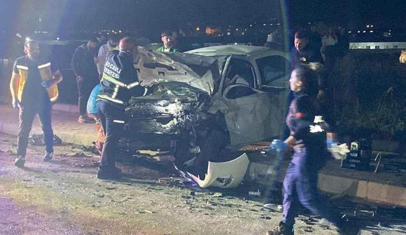 Otomobiller kafa kafaya çarpıştı: 5 yaralı