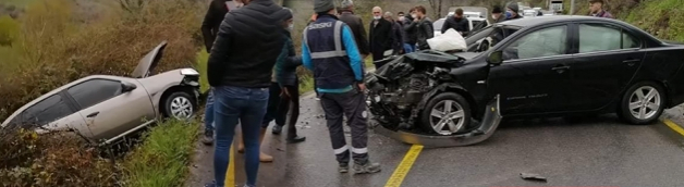 Otomobiller kafa kafaya çarpıştı