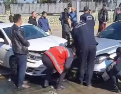 Otomobiller kafa kafaya çarpıştı