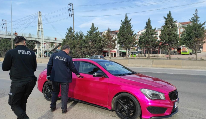 Otostopla bindikleri milyonluk otomobilde büyük şok yaşadılar