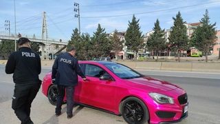 Otostopla bindikleri milyonluk otomobilde büyük şok yaşadılar