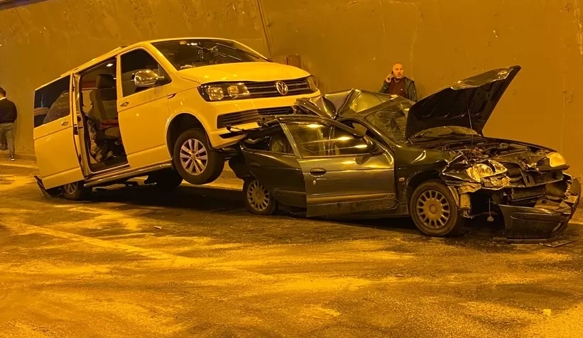 Otoyol savaş alanına döndü: 8 yaralı