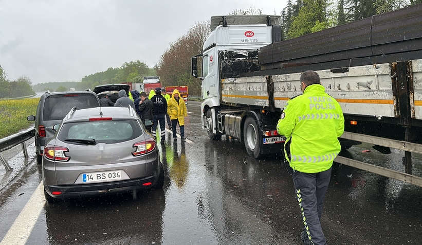 Otoyolda 8 araç birbirine girdi