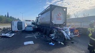 Otoyolda arızalanan tır, zincirleme kazaya sebep oldu: 3 yaralı