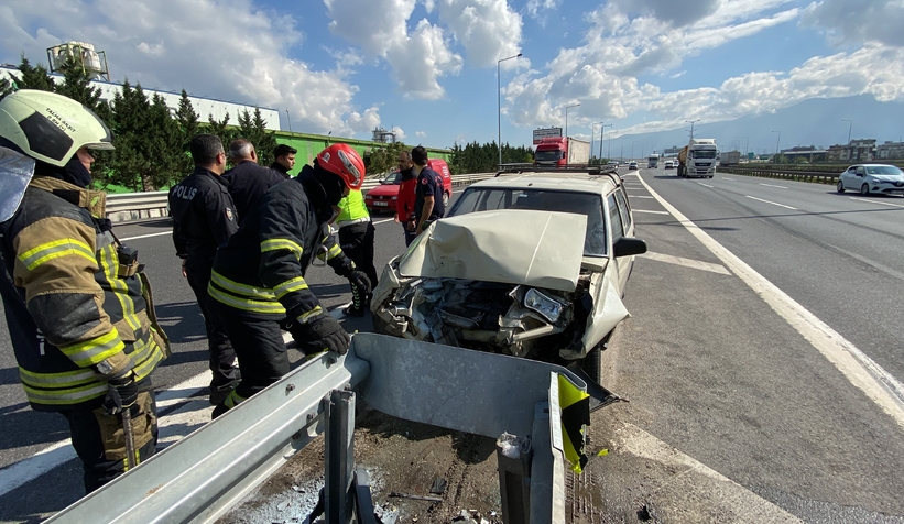 Otoyolda bariyerlere girdi