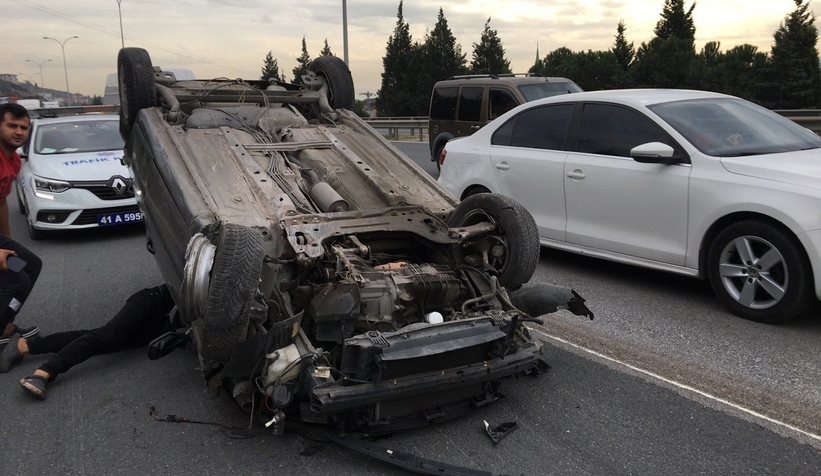Otoyolda otomobil takla attı: 3 yaralı