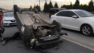 Otoyolda otomobil takla attı: 3 yaralı