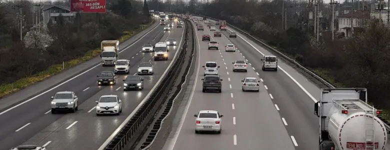 Otoyolda tatil dönüşü yoğunluğu sürüyor
