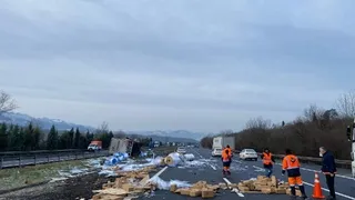 Otoyolda tır devrildi