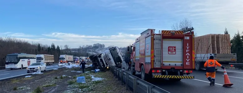 Otoyolda tır devrildi