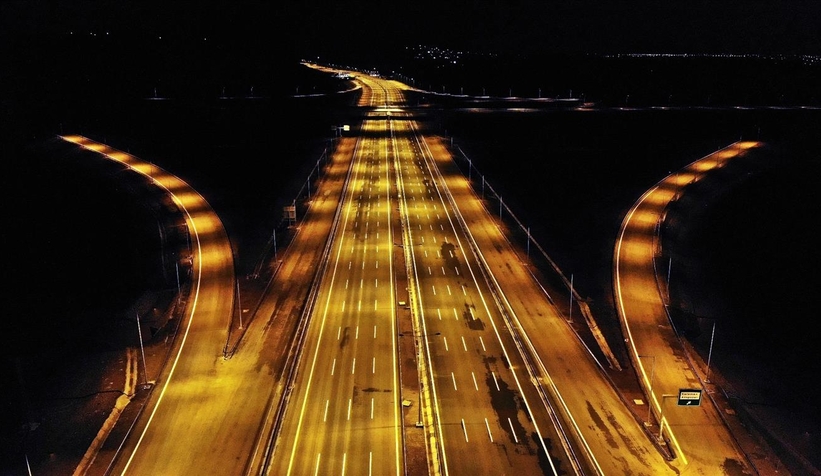 Otoyolun gece görüntüsü hayran bıraktı