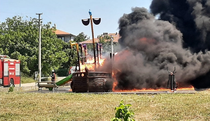Oyun parkı alev alev yandı