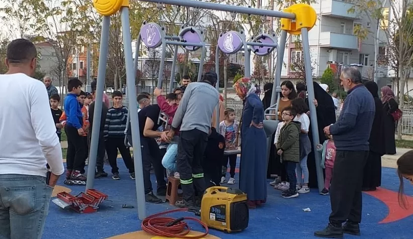 Oyun parkında korkulu anlar; Salıncağa sıkıştı