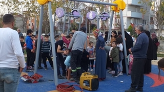 Oyun parkında korkulu anlar; Salıncağa sıkıştı