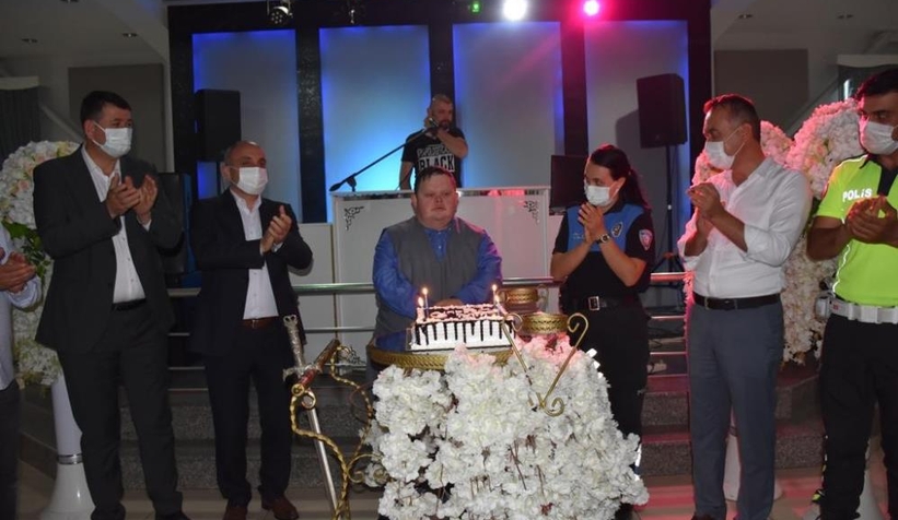 Özel gereksinimli gence sürpriz doğum günü