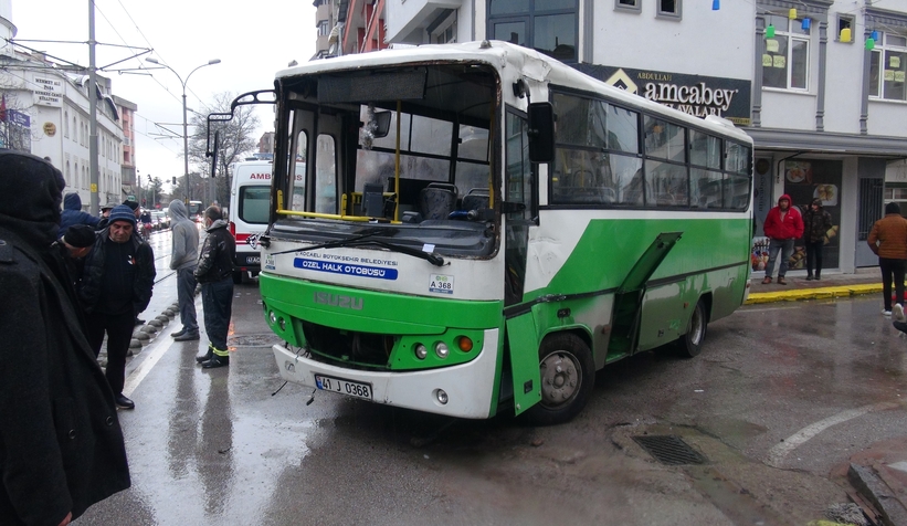 Özel halk otobüsü ile otomobil çarpıştı: 4 yaralı
