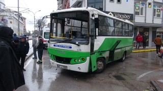 Özel halk otobüsü ile otomobil çarpıştı: 4 yaralı