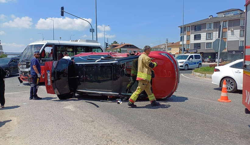 Özel halk otobüsü ile otomobil çarpıştı: 5 yaralı