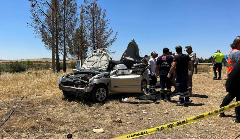 Özel harekat polisi kazada hayatını kaybetti, eşi ise yaralandı.