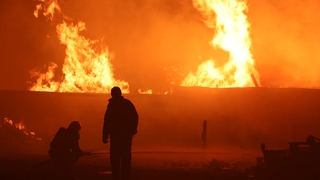 Palet deposu alev alev yandı