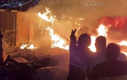 Palet deposu alev alev yandı