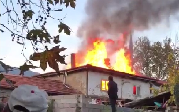 Pamukova'da ahşap ev yandı