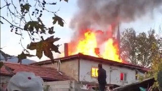 Pamukova'da ahşap ev yandı