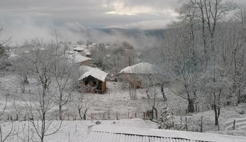 Pamukova'nın yüksek kesimleri beyaza büründü