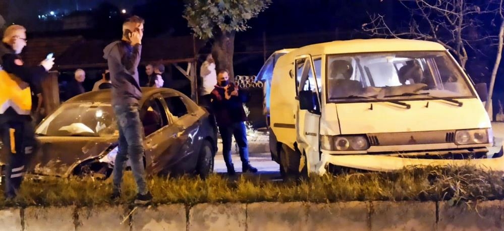 Panelvan ile otomobil çarpıştı: 2 yaralı