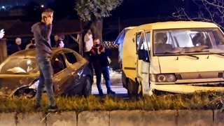 Panelvan ile otomobil çarpıştı: 2 yaralı