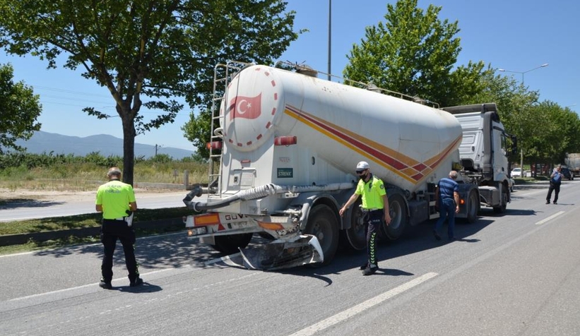 Panelvan, tıra arkadan çarptı: 2 yaralı