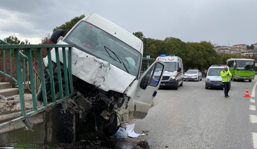 Panelvan üst geçide çarparak durabildi: 2 yaralı