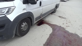 Panelvandan sızan kan polisi alarma geçirdi