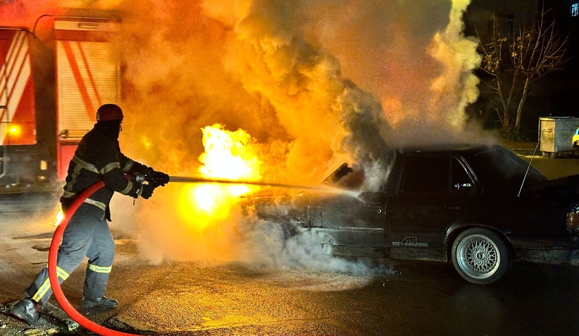 Panik anları; Otomobil alev aldı