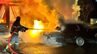 Panik anları; Otomobil alev aldı