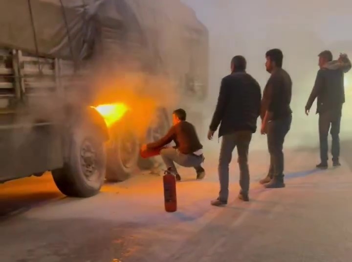 Panik anları; Tırın lastikleri alev aldı