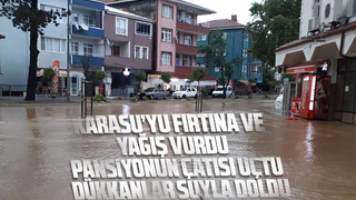 Pansiyonun çatısı uçtu, dükkanlar suyla doldu