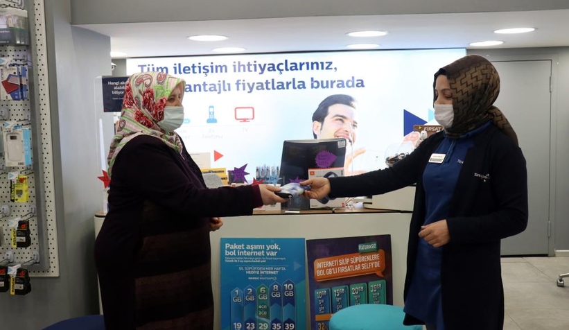 Para dolu cüzdanını mağazada unuttu