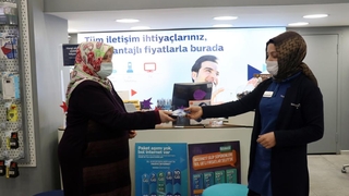 Para dolu cüzdanını mağazada unuttu