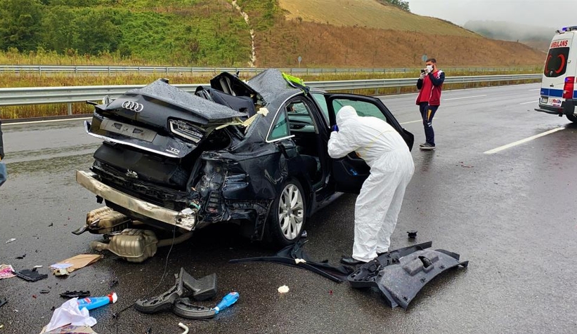 Paramparça olan otomobilde can verdi