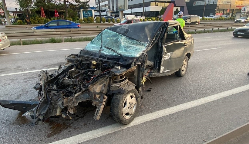 Paramparça olan otomobilden yaralı kurtuldu