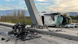 Paramparça olan otomobilin sürücüsü öldü