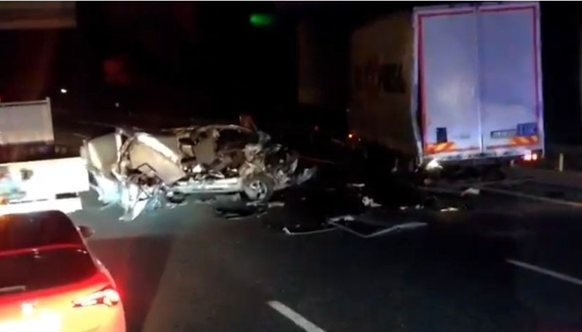 Parçalanan minibüsten sağ çıktı