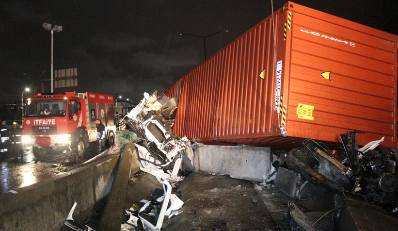 Parçalara ayrılan tırda sıkışan sürücü 1 saatte kurtarıldı