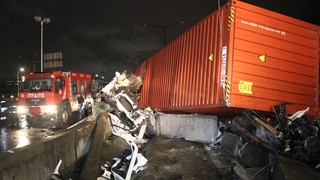 Parçalara ayrılan tırda sıkışan sürücü 1 saatte kurtarıldı