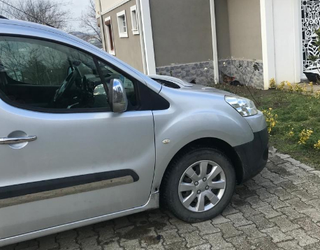 Park halindeki araca saçma isabet etti