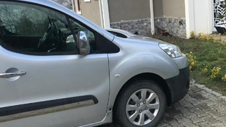 Park halindeki araca saçma isabet etti