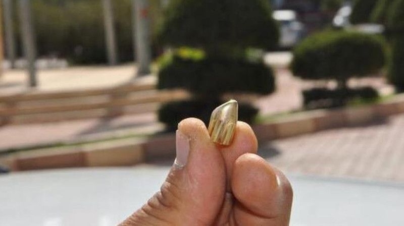 Park halindeki araca yorgun mermi isabet etti